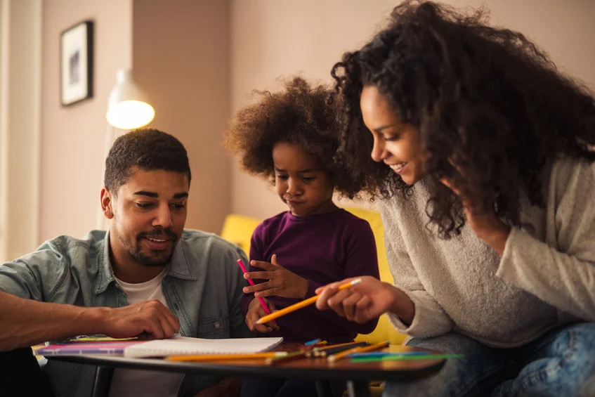 Tous les parents vivent des défis au niveau de la conciliation travail-famille . Être parent-immigrant ajoute un défi supplémentaire. Plusieurs membres de la famille, dont les grands-parents, sont demeurés dans le pays d’origine. Les parents se retrouvent alors sans aide extérieure pour concilier la vie de famille et la vie professionnelle. Trouver une garderie ou un camp de jour n’est pas aussi simple. La pandémie a ajouté à la complexité : fermeture des écoles, des services de garde et diminution significative des places disponibles dans les camps de jour et plusieurs parents n’ont pu en bénéficier. Le début des classes est à nos portes. Le retour en classe étant débuté, profitez de ce moment pour analyser vos besoins en tant que famille. Retour sur le marché du travail? Retour aux études? Inscrire son enfant au service de garde en milieu scolaire? Liste d’attente des Centres de la petite enfance ou des services de garde en milieu familial? Consultez un conseiller en emploi qui vous permettra de déterminer vos besoins professionnels et qui vous donnera les outils nécessaires pour trouver VOTRE place sur le marché de l’emploi au Québec. Nous sommes là pour vous accompagner dans votre démarche. Pour plus d’informations, contactez-nous au 819-373-1726, poste 253. Nancy Lafrenière Conseillère en emploi – volet immigration Stratégie Carrière Parents immigrants conciliation travail famille